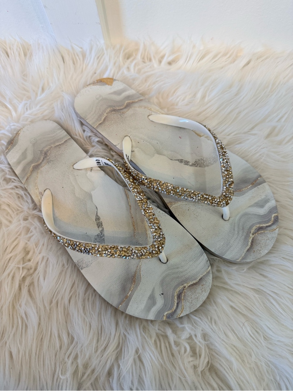 💫10/$25 • Ardene White & Gold Beaded Flip Flop Sandals